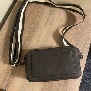 Stylish Black Crossbody Camera Bag with Adjustable Strap